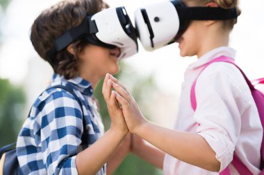 vr kulaklıklar çocuklarla