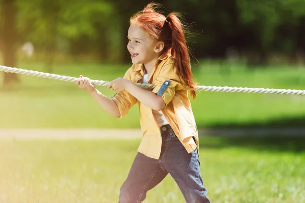 Kid playing tug of war — Stock Photo, Image