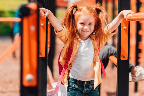 Рыжий ребенок на детской площадке — стоковое фото