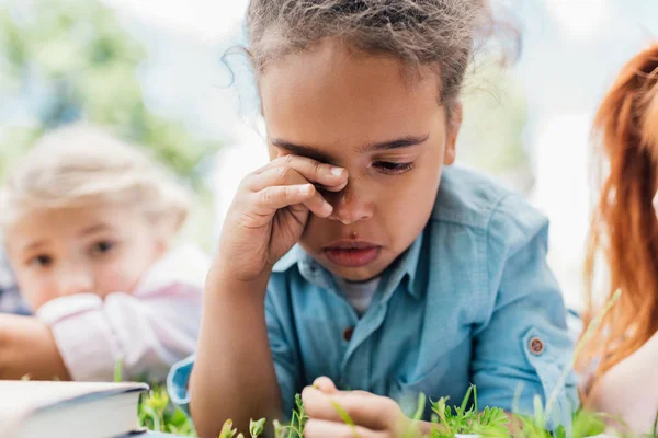 アフリカ系アメリカ人の子供が泣いています。 — ストック写真