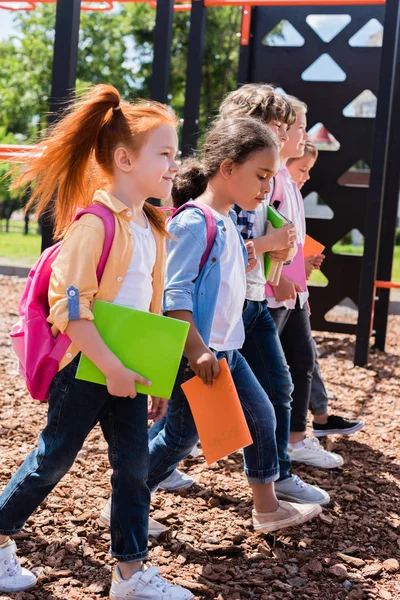 Multiethnische Kinder mit Büchern — Stockfoto