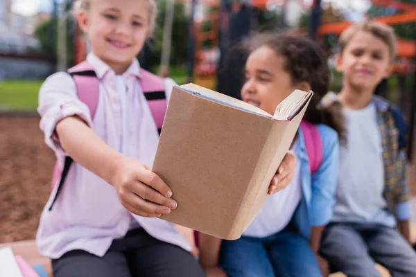 Wieloetniczny schoolkids czytanie książki — Zdjęcie stockowe