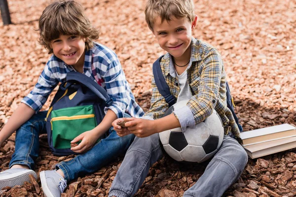 Skolpojkar med fotboll — Stockfoto