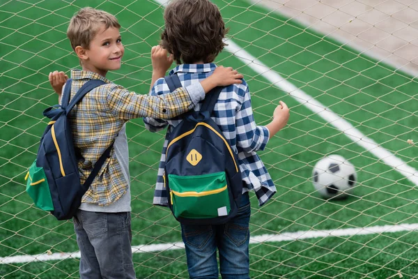 Školáci na fotbalovém hřišti — Stock fotografie