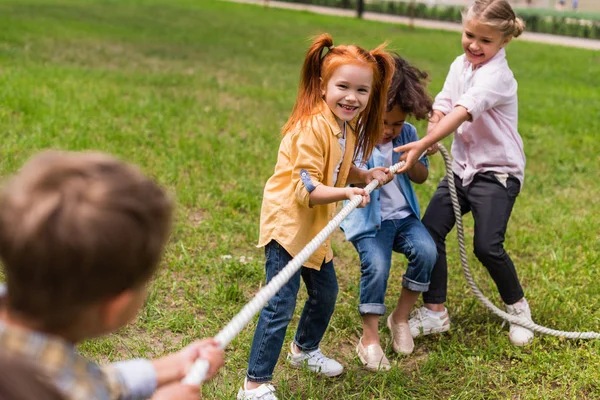 Multi-etnisch kinderen touw trekken — Stockfoto