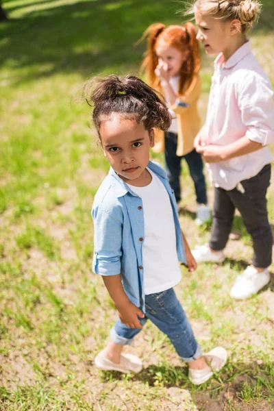 Crianças multiétnicas no parque — Fotografia de Stock