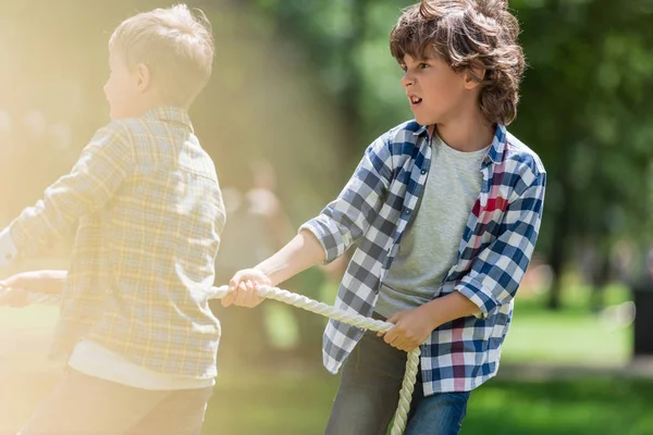 Niños jugando tira y afloja — Foto de Stock