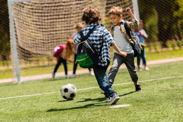 Niños jugando fútbol —  Fotos de Stock