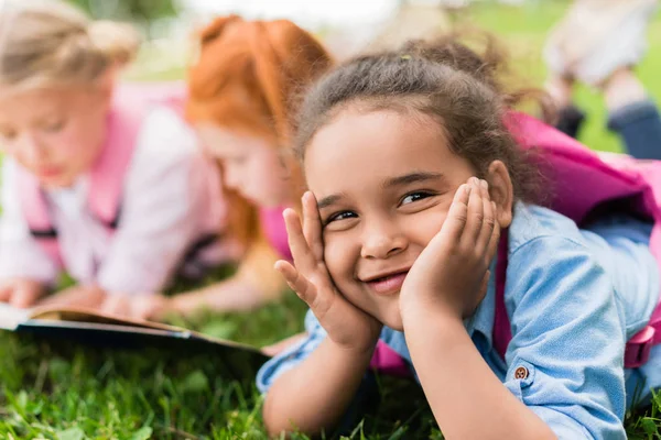 Lächelndes afrikanisches amerikanisches Kind — Stockfoto