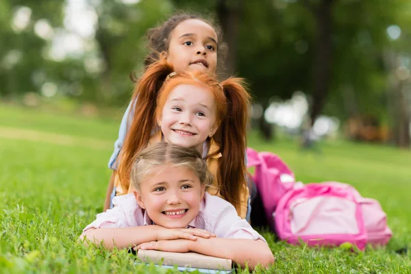 Colegialas multiétnicas con libros en el parque — Foto de Stock