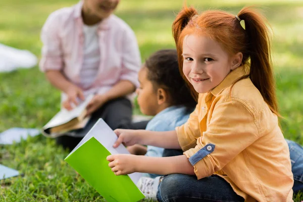 Crianças lendo livros no parque — Fotografia de Stock