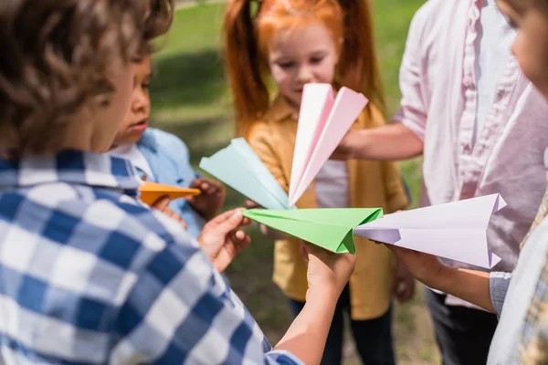 Děti hrají s papír letadla — Stock fotografie