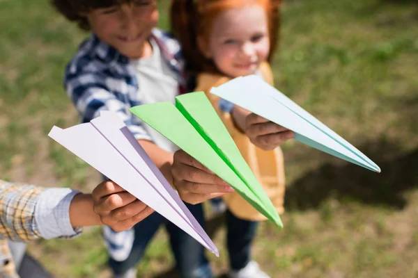 Kinderen spelen met papier vliegtuigen — Stockfoto