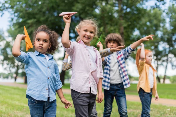 Kinderen spelen met papier vliegtuigen — Stockfoto