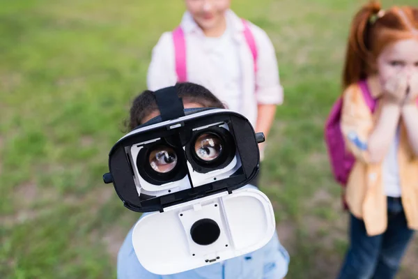 Çocuk sanal gerçeklik kulaklık — Stok fotoğraf