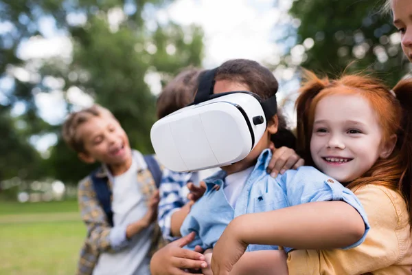 Criança em fone de ouvido de realidade virtual — Fotografia de Stock