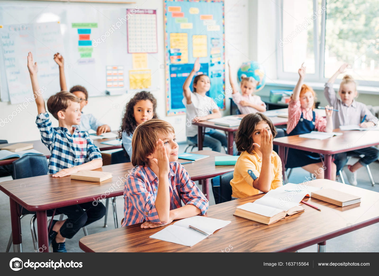 Студенты на занятиях. Зачем надо учиться в школе. Коррекционный класс. Люди в школьном. Старшеклассники на уроке.