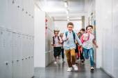 tanulók iskolai folyosón keresztül futó
