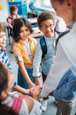 öğretmen ve öğrencilerin takım işaret yapma