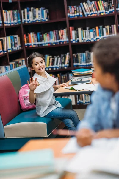 Bela saudação alunas na biblioteca — Fotografia de Stock Grátis