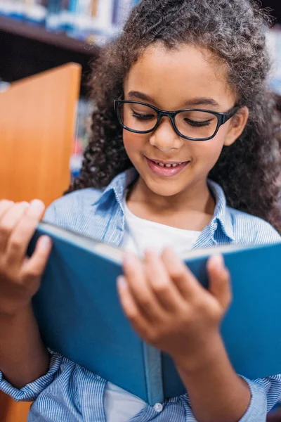 Reading book — Stock Photo, Image