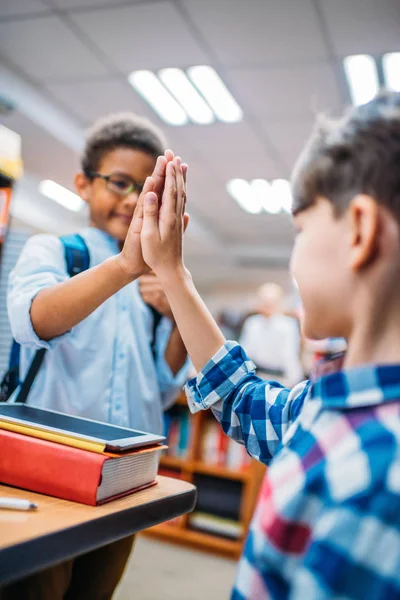 Schoolboys giving high five — Stock Photo, Image