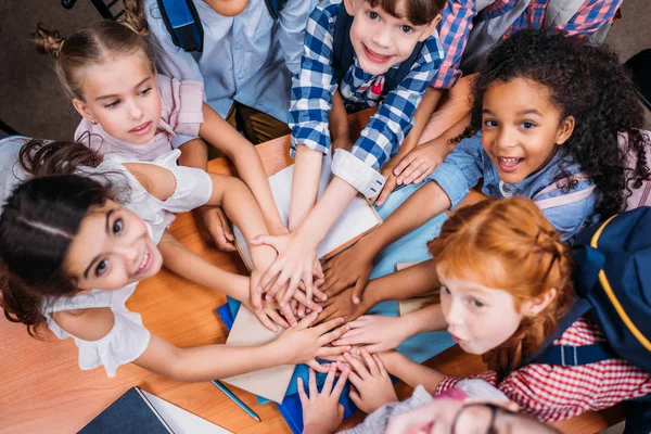 Kinder machen Teamgeste — Stockfoto