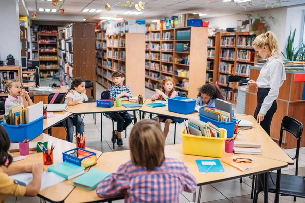 Lärare ger lektion i biblioteket — Stockfoto