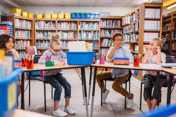 Små barn i biblioteket — Stockfoto