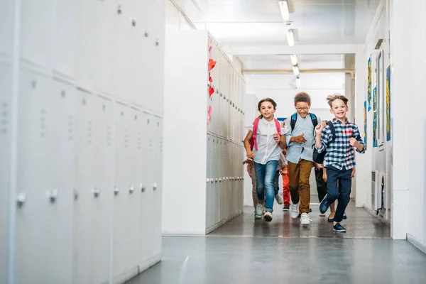 Eleverna kör genom skolan korridor — Stockfoto