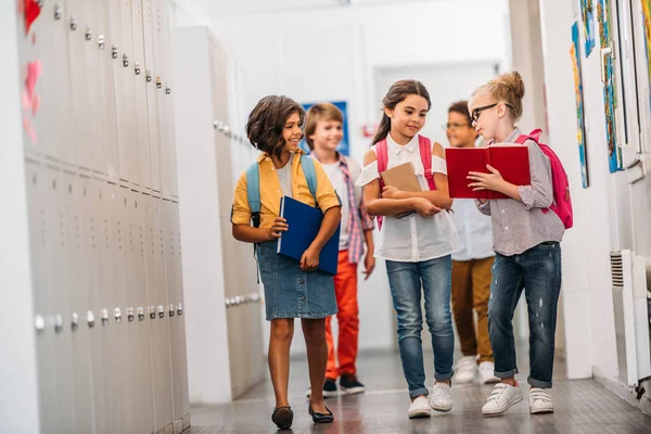 Leerlingen lopen door school corridor — Stockfoto