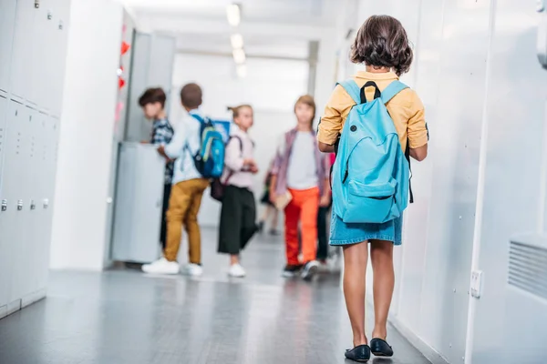 Meisje met rugzak op school — Stockfoto