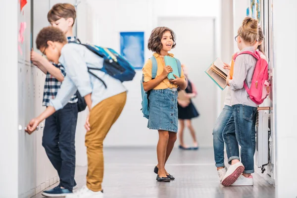 Niños en el pasillo escolar — Foto de Stock