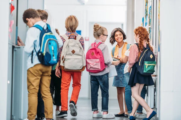 Crianças no corredor da escola — Fotografia de Stock