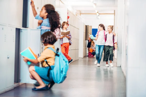 Дети в школьном коридоре — стоковое фото