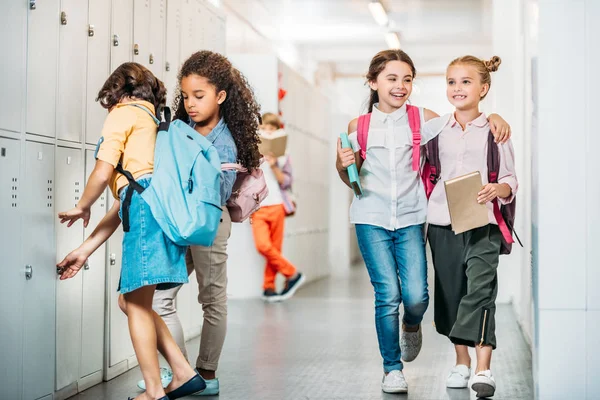 Школьницы, идущие по школьному коридору — стоковое фото