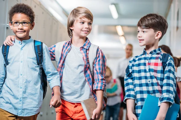 Anak sekolah berjalan oleh koridor sekolah — Stok Foto