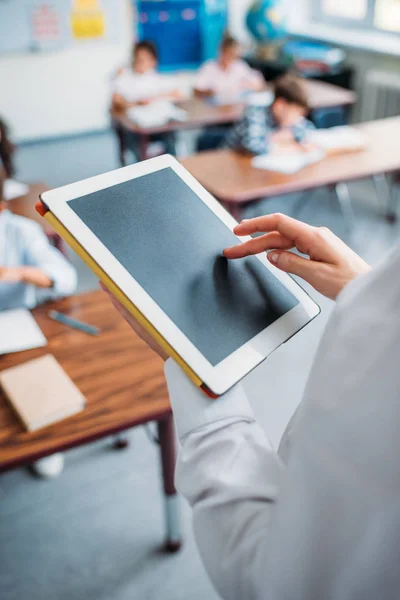 Lärare använder digital tablet — Stockfoto