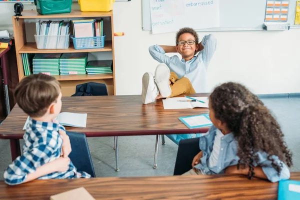 Relaxed kids in class — Stock Photo, Image