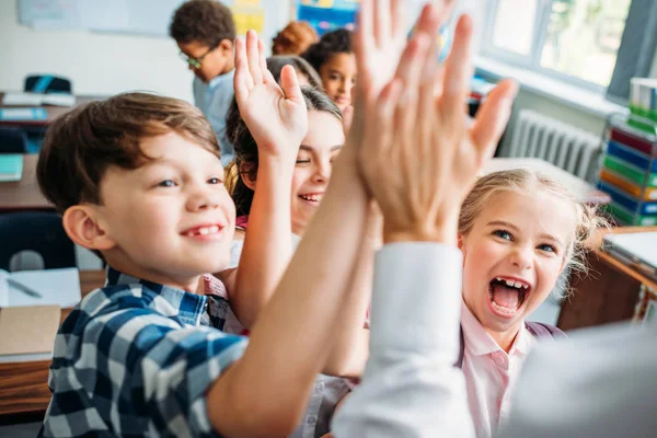 Niños dando alta cinco a profesor —  Fotos de Stock