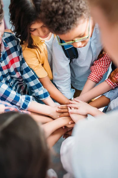 Kinderen maken van team gebaar — Stockfoto