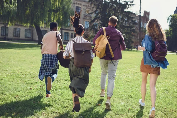 Students running to college — Stock Photo, Image