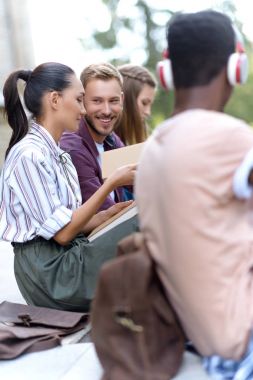 çok ırklı öğrencilerin kitap okuma