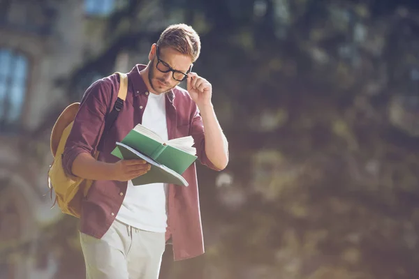 Student reading book — Stock Photo, Image