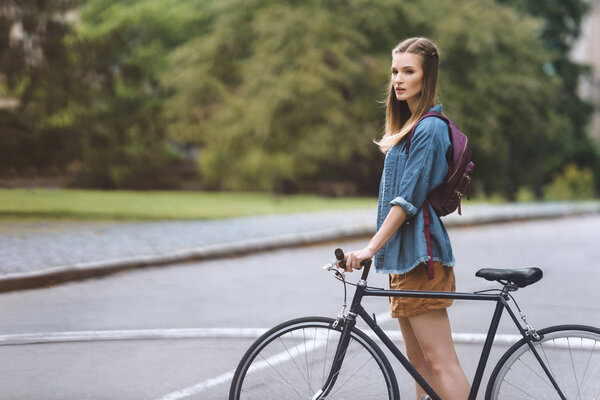 Красивая девушка с велосипедом

