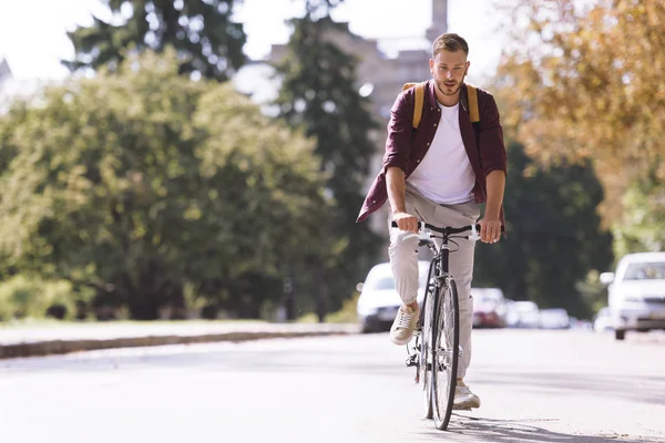 Mann fährt Fahrrad — Stockfoto