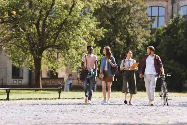 Gruppo di studenti multiculturali — Foto Stock