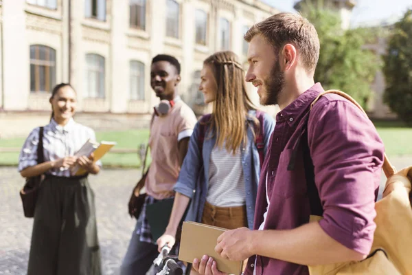 Multikulturní studenti poblíž college — Stock fotografie