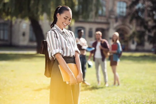 Krásná asijská studentka — Stock fotografie