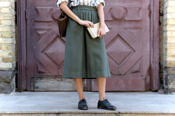 Студентка с книгой
